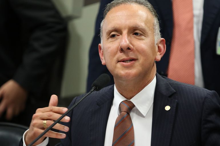 Aguinaldo Ribeiro falando e gesticulando
