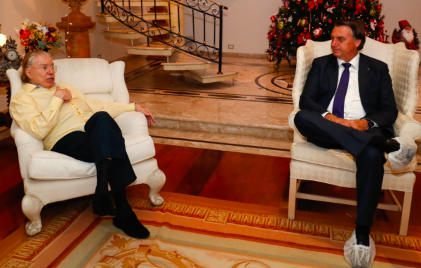 Na pandemia, Silvio Santos fez Bolsonaro de palhaço ao recebê-lo em casa com os pés protegidos da sujeira