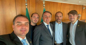 Bolsonaro ao lado dos filhos