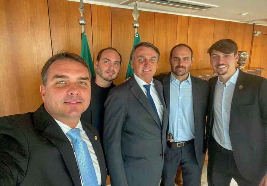 Flávio Bolsonaro, Carlos, Jair, Eduardo e Jair Renan