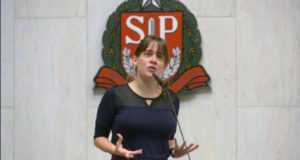 A deputada estadual Isa Penna (PSOL) discursando na tribuna da Assembleia Legislativa de São Paulo (Alesp).