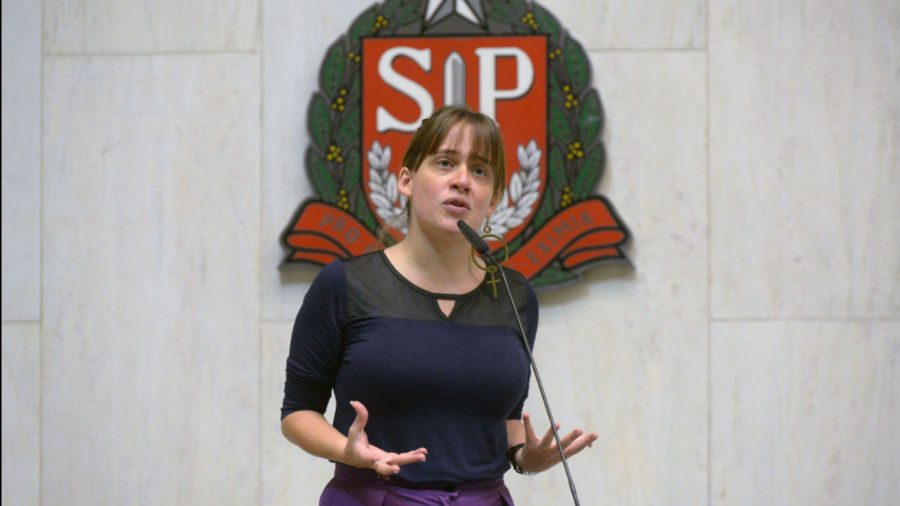 A deputada estadual Isa Penna (PSOL) discursando na tribuna da Assembleia Legislativa de São Paulo (Alesp).