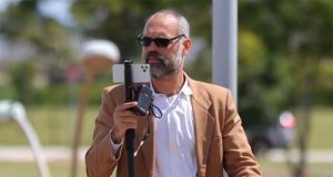 Allan dos Santos com pau de selfie na mão
