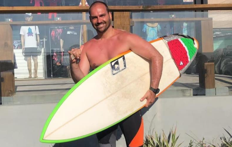 Prefeitura no RS posta foto de Eduardo Bolsonaro surfando e causa