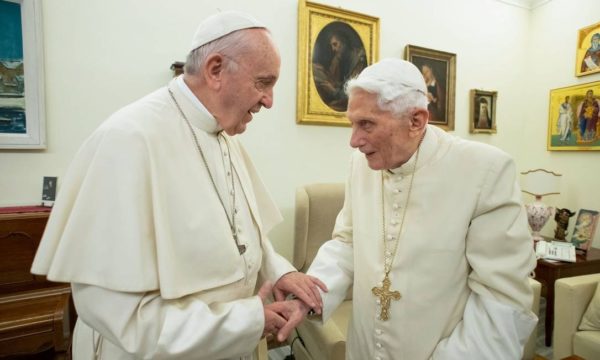 Papa Francisco e Bento XVI são vacinados no Vaticano