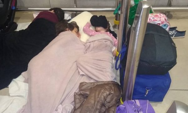 brasileiros dormem no aeroporto de Lisboa