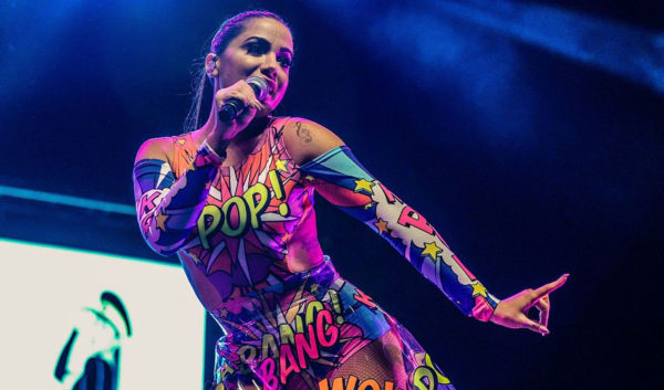 Tatuagem de Anitta no ânus pode colocar vida da cantora em risco segundo os especialistas