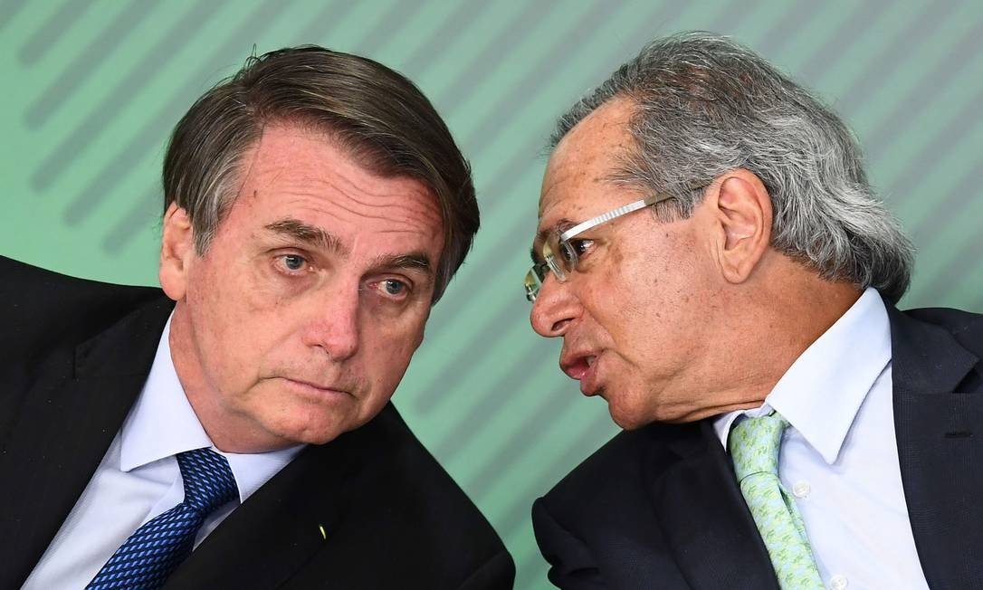 A política econômica de Bolsonaro e Guedes é responsável pelo aumento de preço da gasolina e do gás de cozinha. Foto: Evaristo Sá/AFP