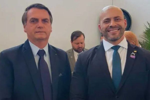 Bolsonaro ao lado de Daniel Silveira, ambos posando para a foto.