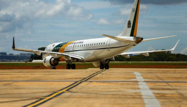 Veja o Avião da FAB
