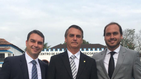 Jair, Carlos e Flavio Bolsonaro, citados no esquema da rachadinha