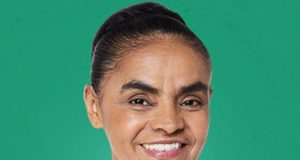 Marina Silva sorrindo para a foto.