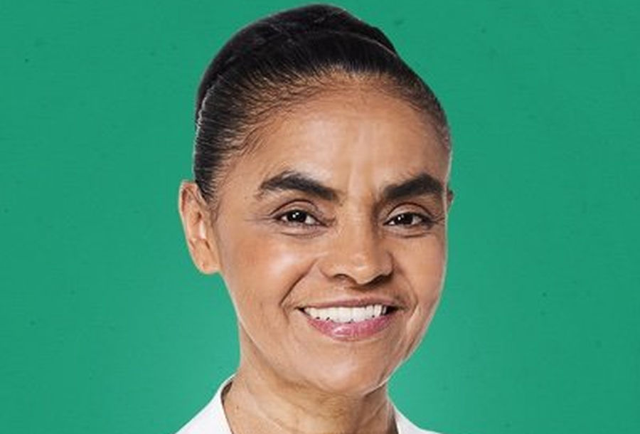 Marina Silva sorrindo para a foto.