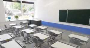 Sala de aula sem estudantes na faculdade.