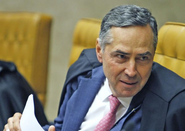 Ministro Roberto Barroso durante sessão plenária do STF.