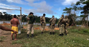 Indígenas em sua aldeia na região norte do país quando foram atacados