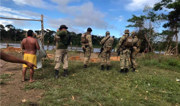 Indígenas em sua aldeia na região norte do país quando foram atacados