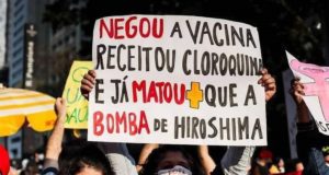 Militante mostra cartaz contra Bolsonaro