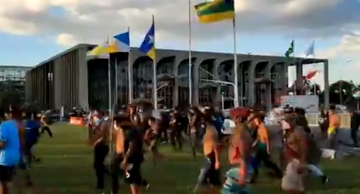 Indígenas de 173 povos se manifestam contra o marco temporal em Brasília