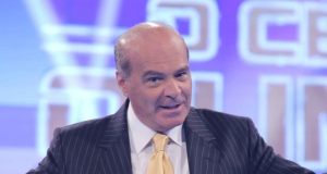 Marcelo de Carvalho, um dos donos da emissora, apresentando programa.