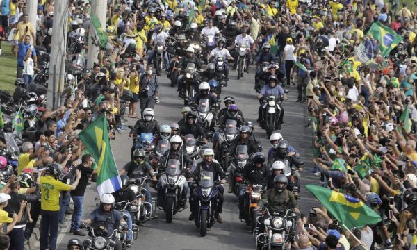 Bolsonaro fazendo motociata