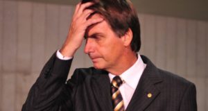 Bolsonaro põe a mão na cabeça demonstrando preocupação