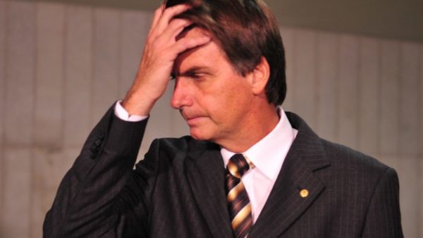 Bolsonaro põe a mão na cabeça demonstrando preocupação