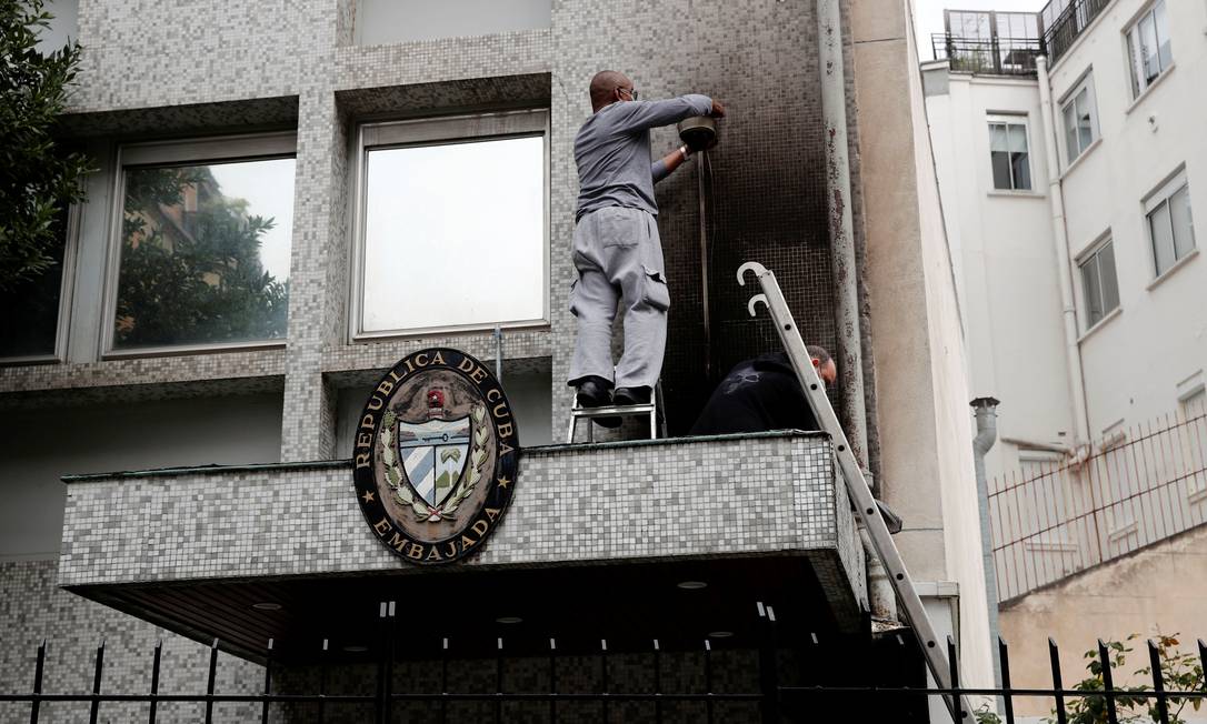 Embaixada de Cuba em Paris é alvo de atentado com coquetel molotov Embaixada de Cuba em Paris é alvo de atentado com coquetel molotov