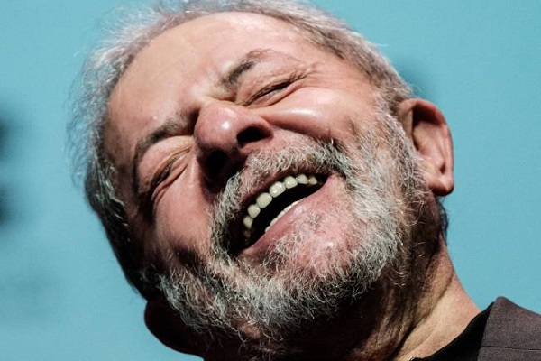 Lula rindo