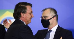 Bolsonaro abraçando André Mendonça
