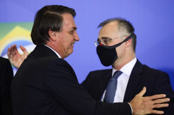 Bolsonaro abraçando André Mendonça