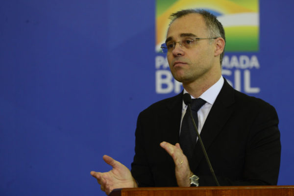 André Mendonça batendo palma