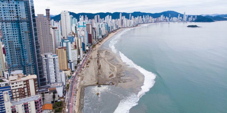 Alargamento da faixa de areia em Balneário Camboriú