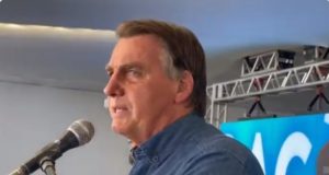 Bolsonaro dá entrevista