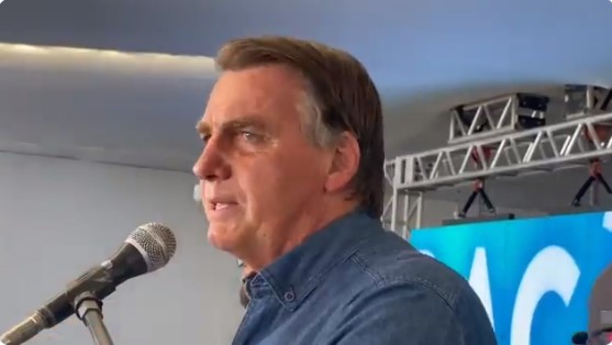 Bolsonaro dá entrevista