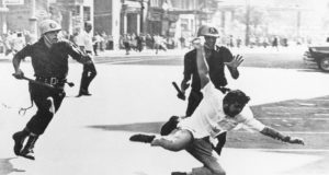 Estudante sendo agredido por militares na década de 1960
