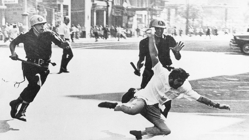 Estudante sendo agredido por militares na década de 1960