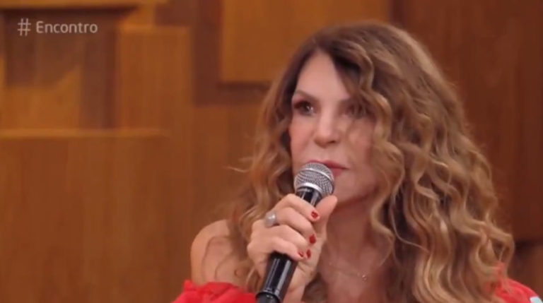 VÍDEO: Elba Ramalho ri ao dizer que passou Covid-19 para fã
