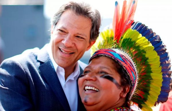 Haddad ao lado de índio