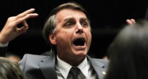 Bolsonaro de boca aberta enquanto a conta de luz sobe