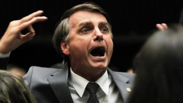 Bolsonaro de boca aberta enquanto a conta de luz sobe