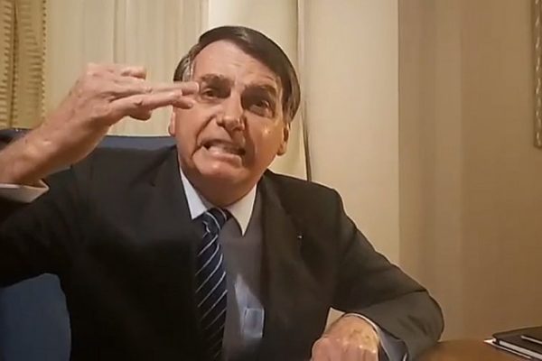 Jair Bolsonaro com a mão em riste, nervoso