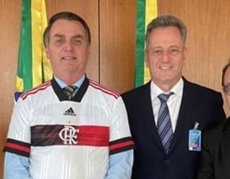 Bolsonaro com a camisa do clube e Landin, presidente do Flamengo
