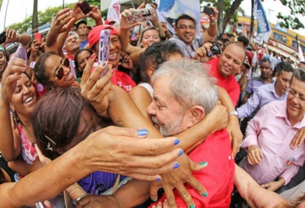 Lula ao lado do povo