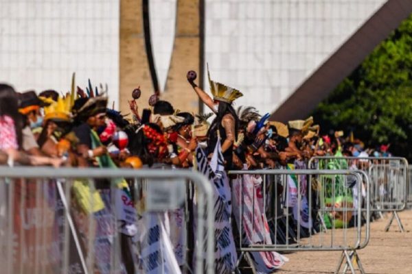 marco temporal: indígenas parados diante da Praça dos Três Poderes