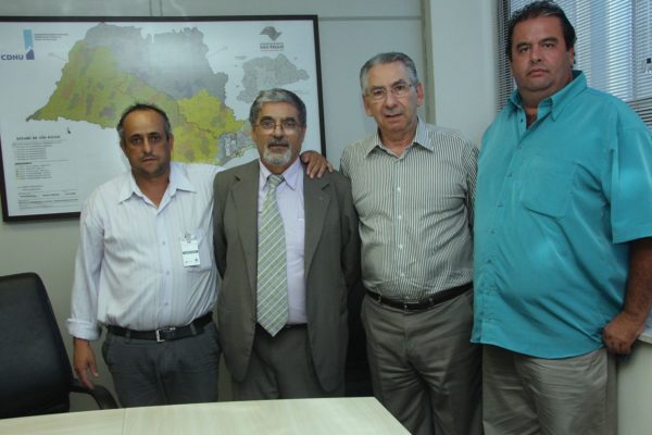 Pedro Tobias (de gravata) ao lado de Silvio Torres e militantes