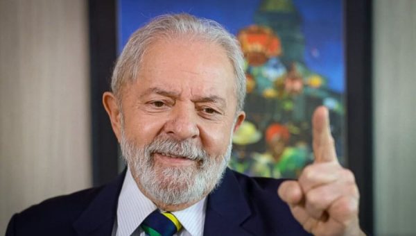 Lula com o dedo apontado
