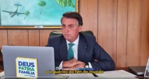 Presidente Bolsonaro dá entrevista a uma emissora de rádio de Goiás