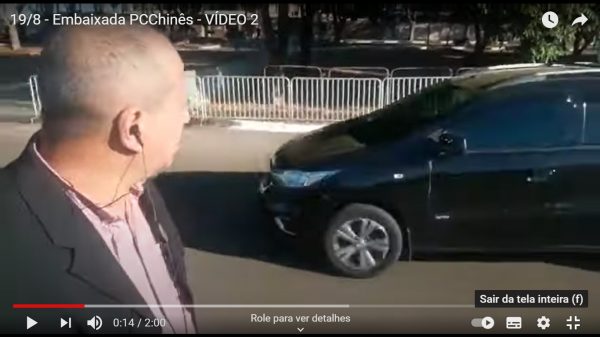 Renan Sema em frente a Embaixada da China em Brasília