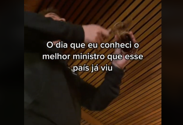 Ricardo Salles recebe brinde e aplausos em restaurante